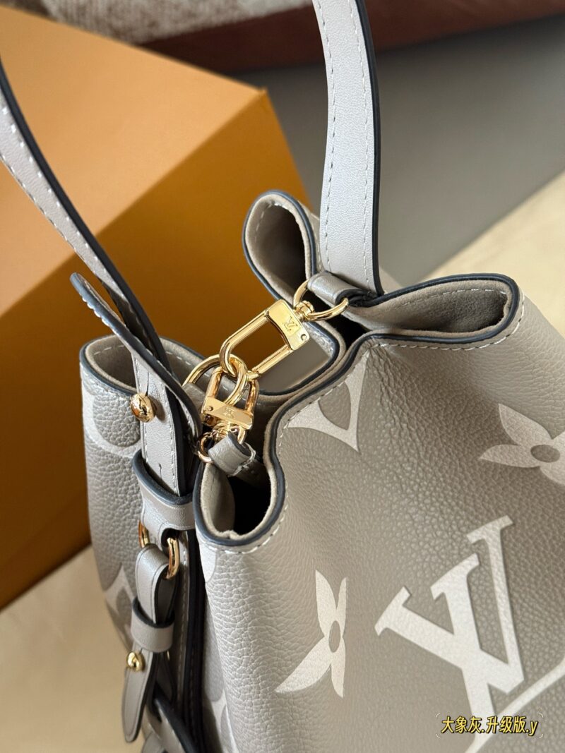777f855c6c.jpg 235 box
size:18*16cm
ALL IN BB Heavy Attack
Who wouldn't be confused after reading this!
I didn't expect to like it more and more as I watched it
There are two sizes of holes for L home AII IN BB
25ss bucket bag