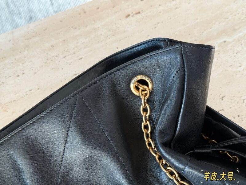77869ea988.jpg 330 360 Boxless Sheepskin
Size: 27 * 29cm (small size)
35 * 35cm (large size)
YSL Yangshulin Shopping Bag
Too beautiful upper body, Jamie Large Pochon
The new model is so beautiful!
Back and body super fashionable! Can be on one shoulder or both shou...