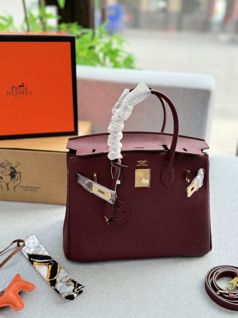 Complete gift box
size：30×22
Hermes Birkin 30 Platinum Bag Handbag
With just a flick of it when going out, one's temperament skyrockets
Simple and durable design
Exquisite, efficient, durable, can be installed and matched properly
Highly textured,...
