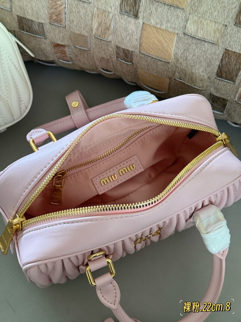 Cherry blossom powder representing love! five hundred and twenty
255 Upgraded Edition Box
size：22*11cm
New size of miumiu bowling ball ??
It's hard not to love!
It's hard not to be tempted by this size!
Can be carried by hand or slung diagonall...