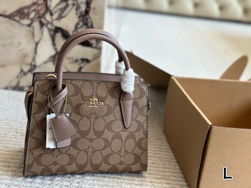 77beef8c0b.jpg ¥ 225 COACH January New Product
Classic printed Andrea shoulder bag
Andrea Carryall achieves a perfect balance between fashion and functionality. It can not only be carried as a crossbody, but also classic and versatile. 22/17 matching gift box
