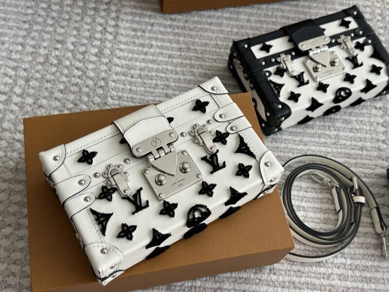 77c8c44a44.jpg 265 box
size:19*12cm
L Home TRUNK Box Bag
Trunk Box Grass Planting
A and S!
Details are super fine
