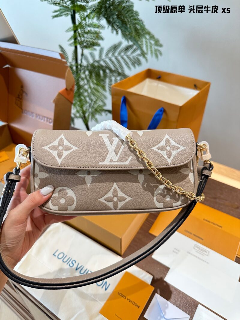 First layer cowhide original single p310
Cute bag shape yet full of elegant temperament folding box! Size 22.11
Lv Ivy Mahjong Bun
Cute bag shape yet full of elegant temperament combined with exquisite and fashionable chain underarm back
A crossbody ...