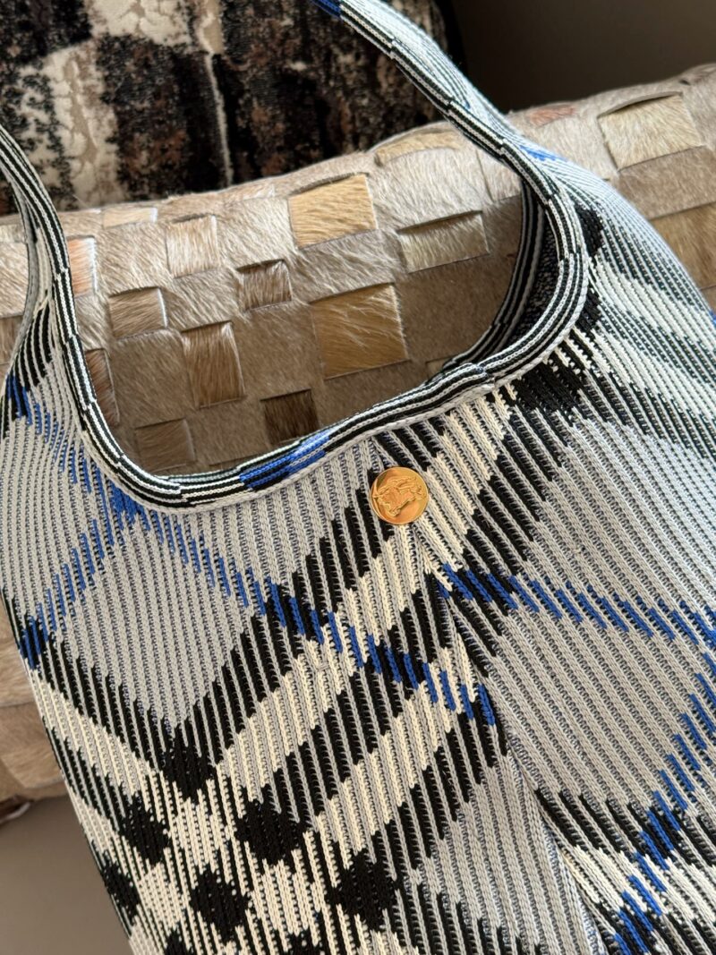 77d3da6cab.jpg 260 without box
size:27*22cm
Share it quietly
Bur | hobo plaid armpit bag
The new product is so cute
Versatile, I really love it
Moss color/dark blue/