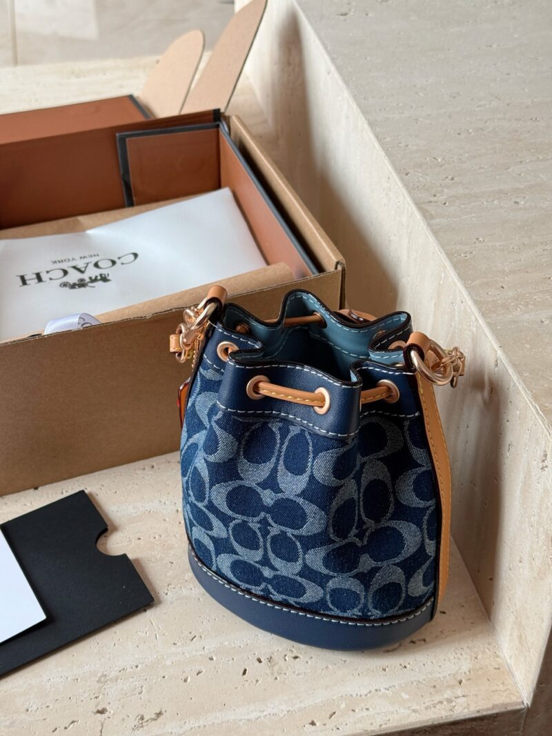 77df1528ed.jpg 225 boxes
size:14*16cm
C Mini Bucket Bag is super cute!
COACH | Who hasn't owned a denim denim bucket yet
What a cute and lovely little bucket!
Isn't it too delicate and cute
Search Coach Coach Bucket