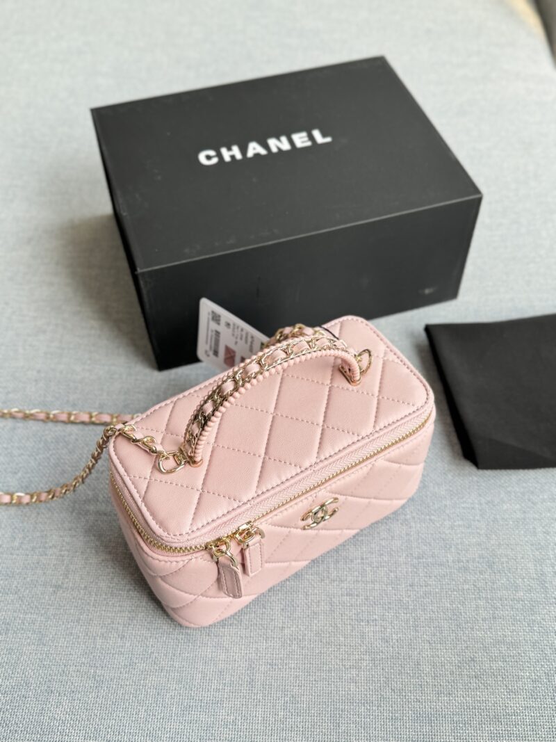 77e23a4642.jpg 200 complete gift boxes
size:18×10
CHANEL Knitted Handheld Makeup Bag, Makeup Box, Chain Bag, Single Shoulder Crossbody Bag
Truly super invincible and adorable~
Full of fairy spirit~A must-have for daily purchases, little sister~
Always showcase y...