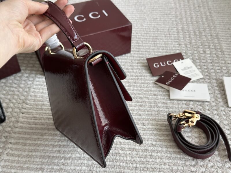 77f3dc7ef1.jpg 250 boxes
size:22 16cm
GG's latest wine god bag with shiny leather
Latest fabric paired with Shijiushen buckle
Super good-looking