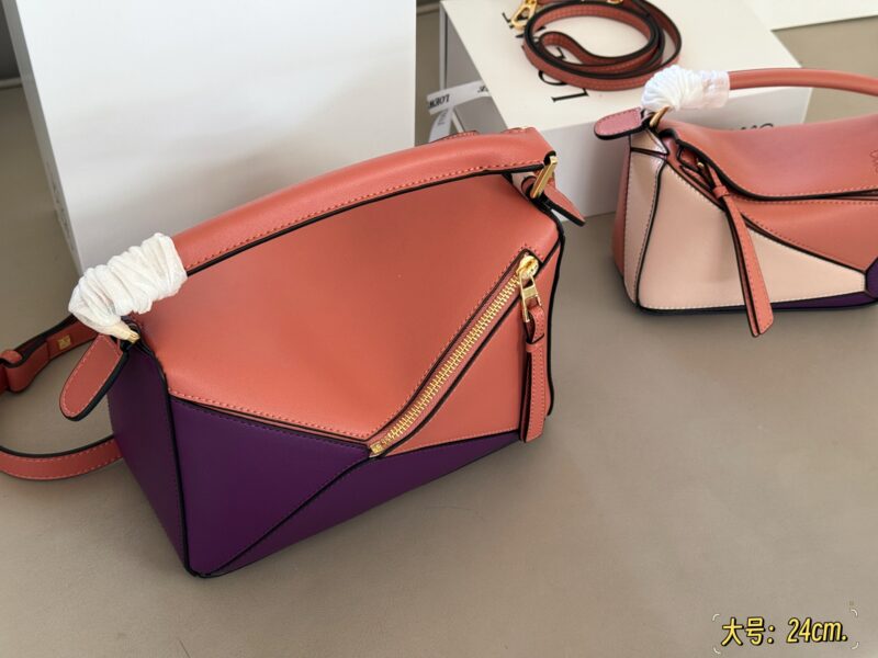 77fecea99a.jpg 225 255 box
Size: 18 * 10cm (mini)
24 * 15cm (large size)
Loewe Geometry Package Puzzle
Truly cannot be missed,
?? Cowhide quality!
Completely hold on!
Puzzle cranberry color blocking
Even high-level ones have to overflow