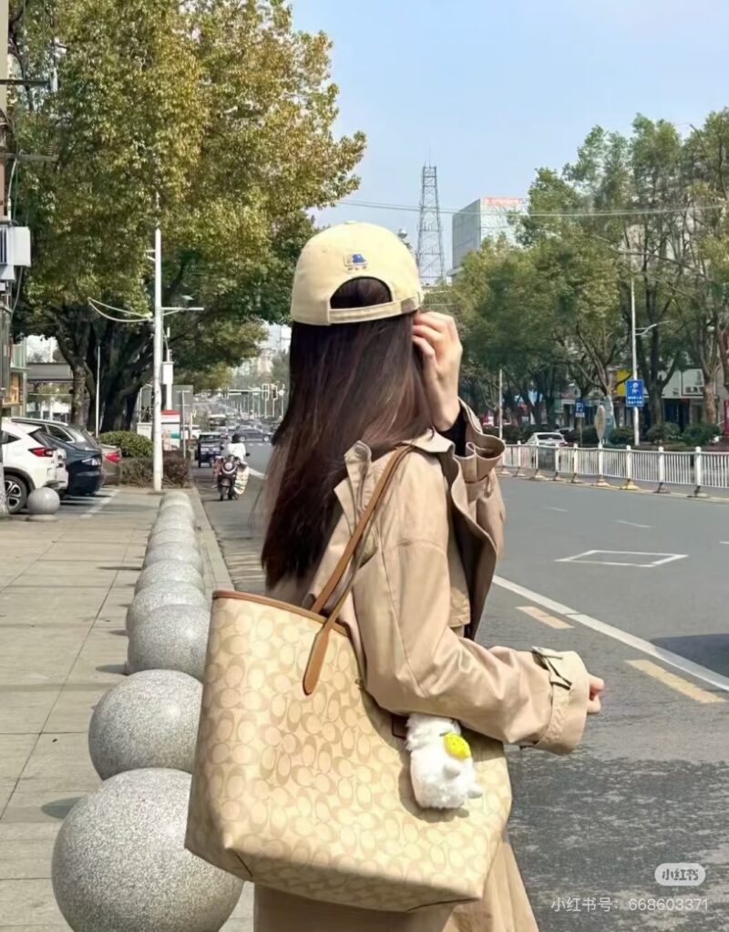 780557e4eb.jpg Coach's latest version of buckle tote bag! Bag with concealed logo
Simplicity and luxury brands are timeless for ten thousand years! The texture and details are all amazing! Practical, convenient, and versatile. #Coach Tote Bag # Coach