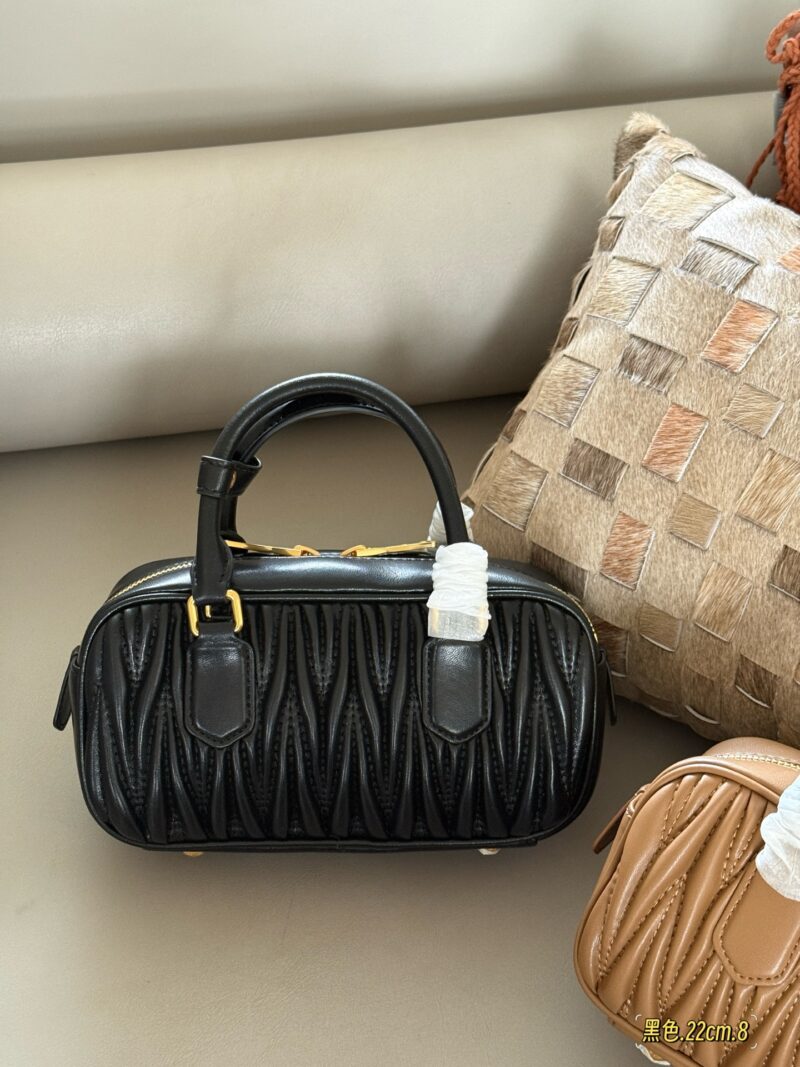255 Upgraded Edition Box
size：22*11cm
New size of miumiu bowling ball ??
It's hard not to love!
It's hard not to be tempted by this size!
Can be carried by hand or slung diagonally
Full capacity~~
The appearance is Princess Miumiu!