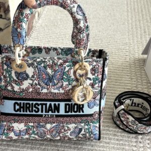 355 box
size：24*20cm
Original Jacquard Edition
D Home Embroidery Concubine Bag
Modern leisure and elegance
Embroidered wide shoulder strap
especially! especially!!!
25ss New Year's Edition