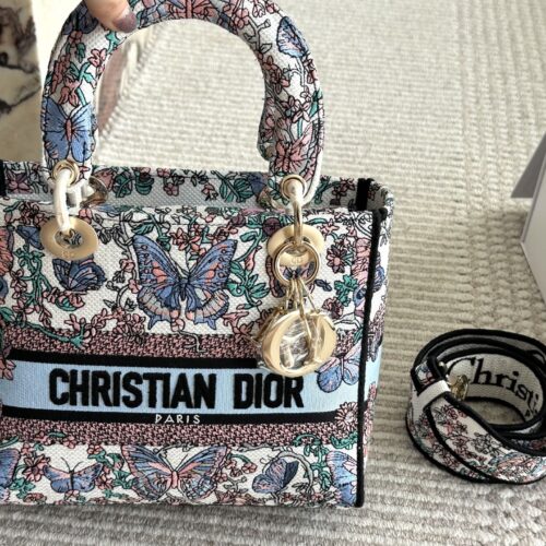355 box
size：24*20cm
Original Jacquard Edition
D Home Embroidery Concubine Bag
Modern leisure and elegance
Embroidered wide shoulder strap
especially! especially!!!
25ss New Year's Edition
