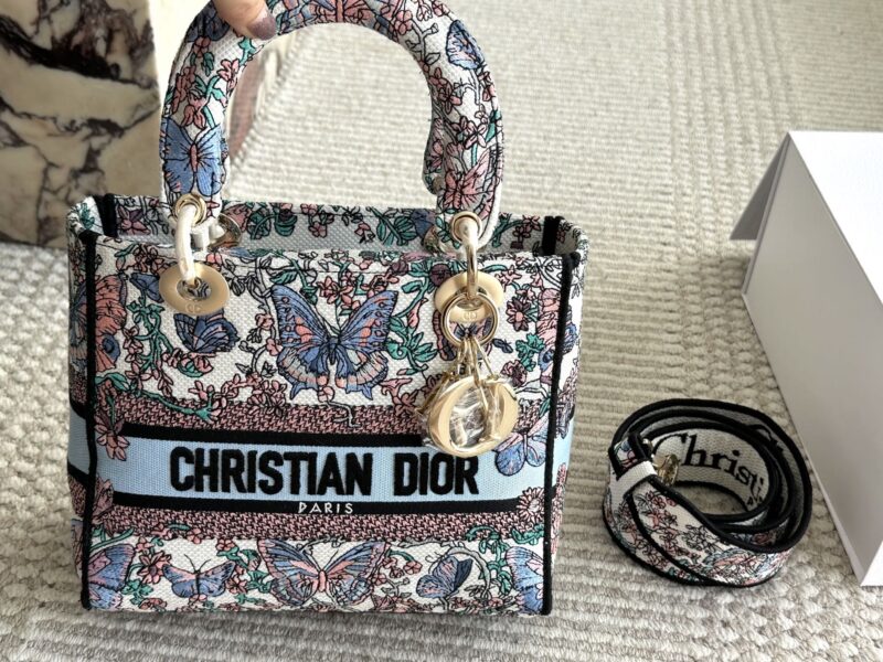 355 box
size：24*20cm
Original Jacquard Edition
D Home Embroidery Concubine Bag
Modern leisure and elegance
Embroidered wide shoulder strap
especially! especially!!!
25ss New Year's Edition