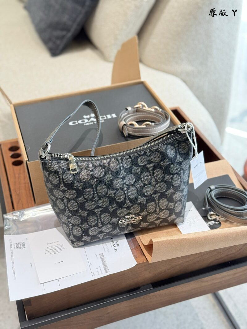 Coach lunch box bag p255
Zip top armpit bag multiple back method~
The new Zip top armpit bag is deeply loved by everyone~
The short shoulder strap under the armpit is very eye-catching, how to adjust the shoulder strap?
You can see that we will threa...