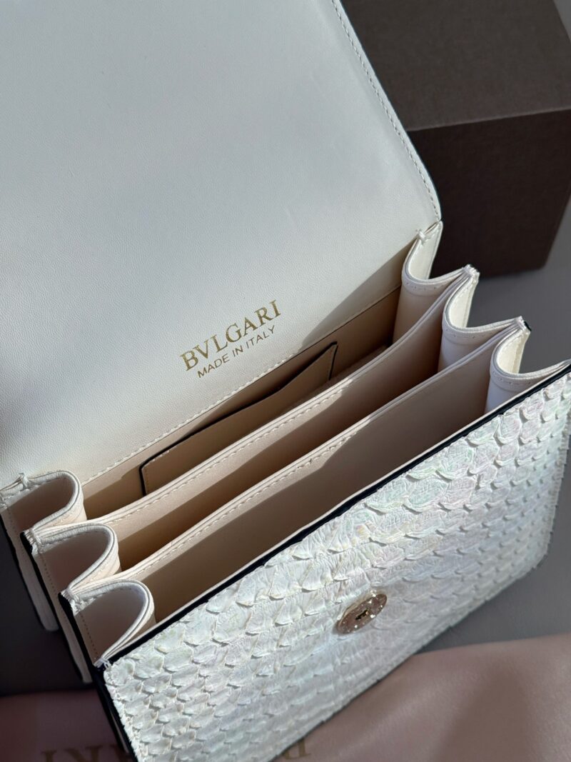 783bb8f0ca.jpg 330 box
size:20.5*15cm
Bulgari cowhide
White versatile summer must-have
The bag is simple and exquisite, with an elegant upper body and temperament
Snakehead and chain showcase details
Three compartments capacity
A stylish outfit that won't go wrong!