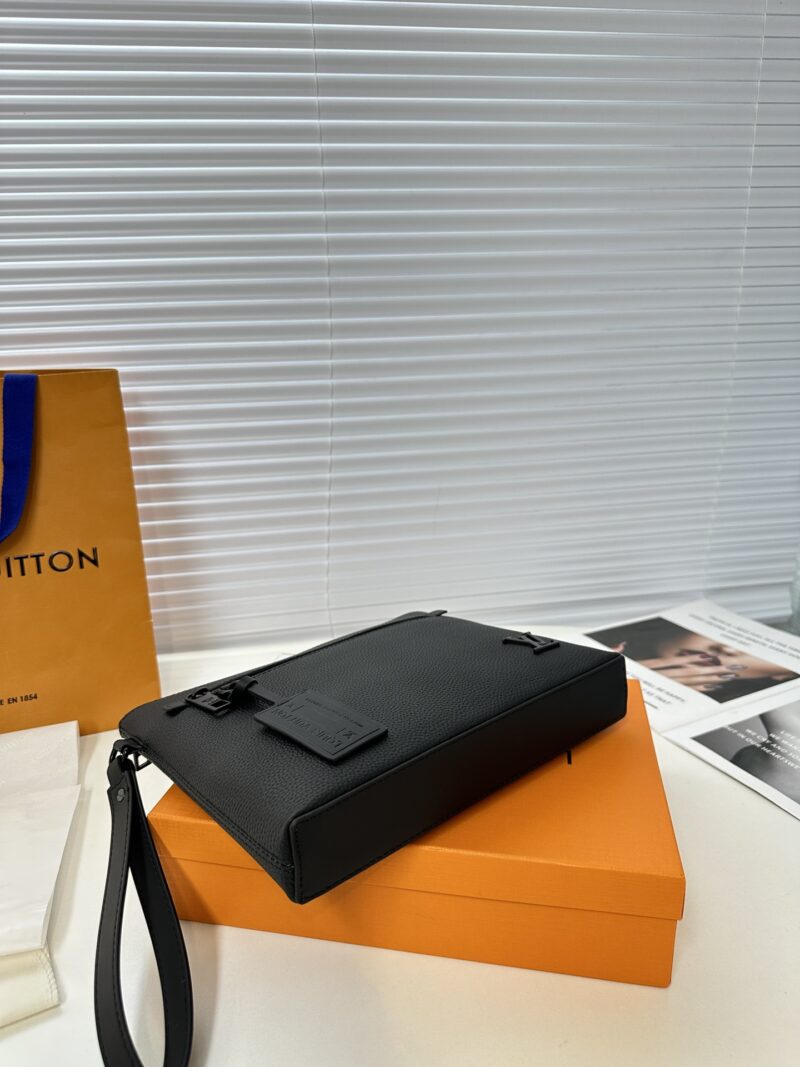 Exclusive real shot of top overseas original order M 69837 all black cowhide with gift box! The all-new LV Aerogram handbag exudes a trendy style with its understated design. The soft and delicate cowhide leather resembles old-fashioned aviation lett...