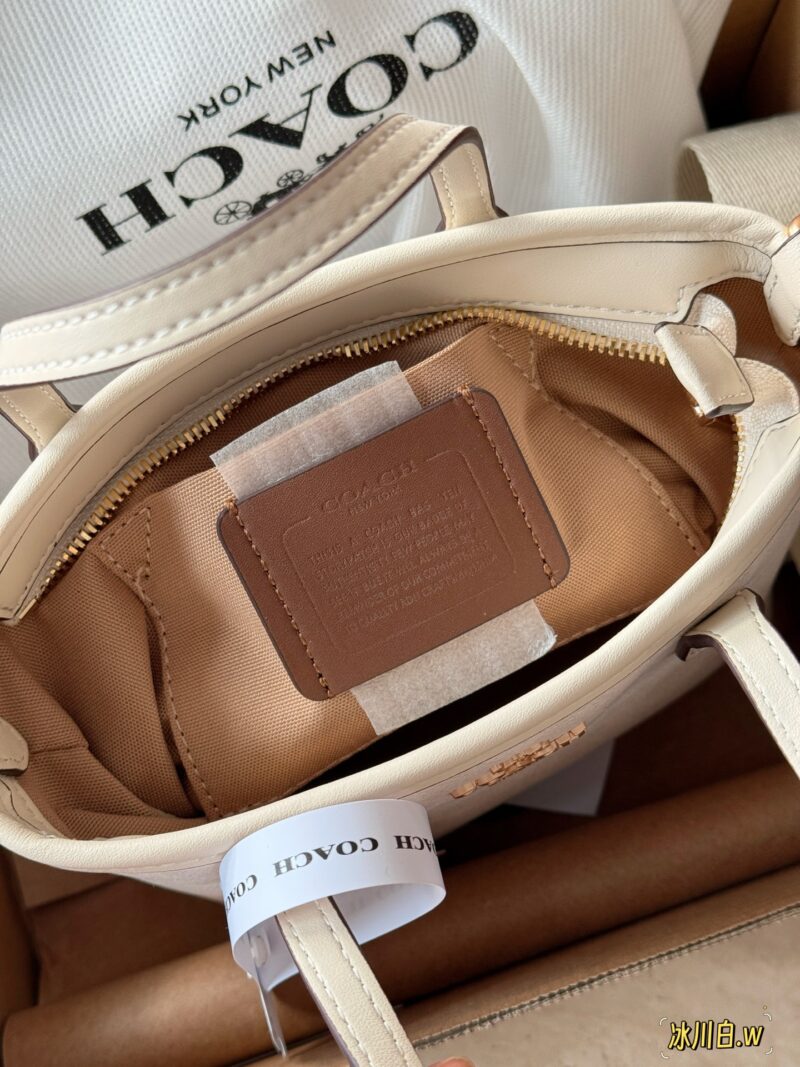 785d5a4a3f.jpg 210 box
size:15*14cm
New Product C Mini Tote 15
A very refreshing color
A cute little one is enough for daily use!
City, this mini tote! So cute!!
City15 Glacier White!
