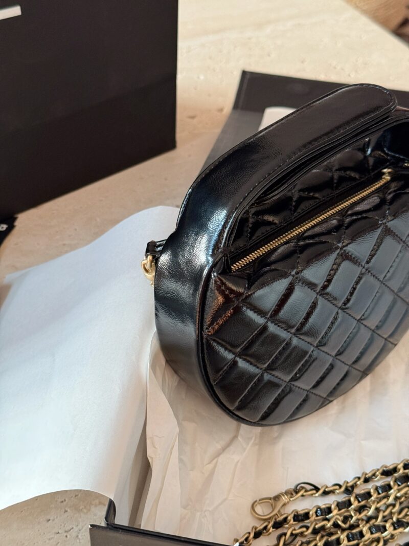 785f4b43cd.jpg 225 boxes
size:18*12.5cm
Xiaoxiang's 24A hula hoop is amazing!
Oil wax cowhide hula hoop bag
Really cute, huge, exquisite and beautiful
The gold tassel chain of 24 inches looks more fashionable and luxurious
Carry the high-end items casually
Did th...