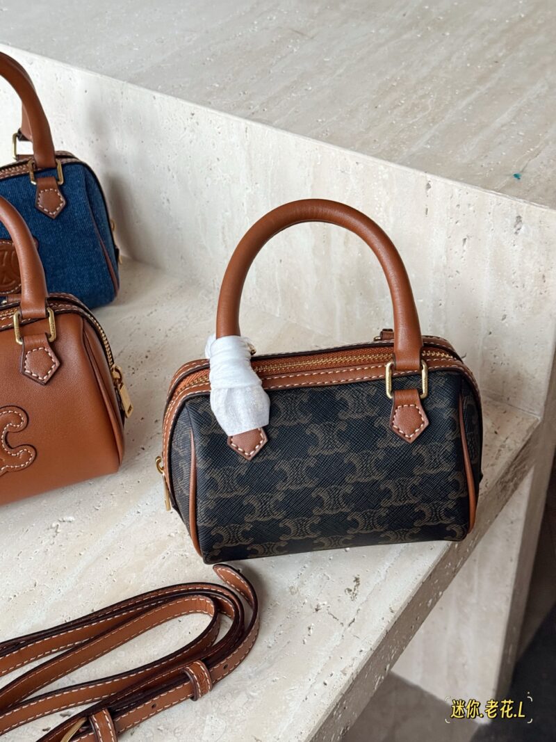785fb5271d.jpg 185 boxes
size:14.5*10cm
CELINE | Super Q Mini Boston
So Q is so cute
Spring and summer are back!
Girls can never refuse a small bag. QQ's bouncing appearance is impressive
