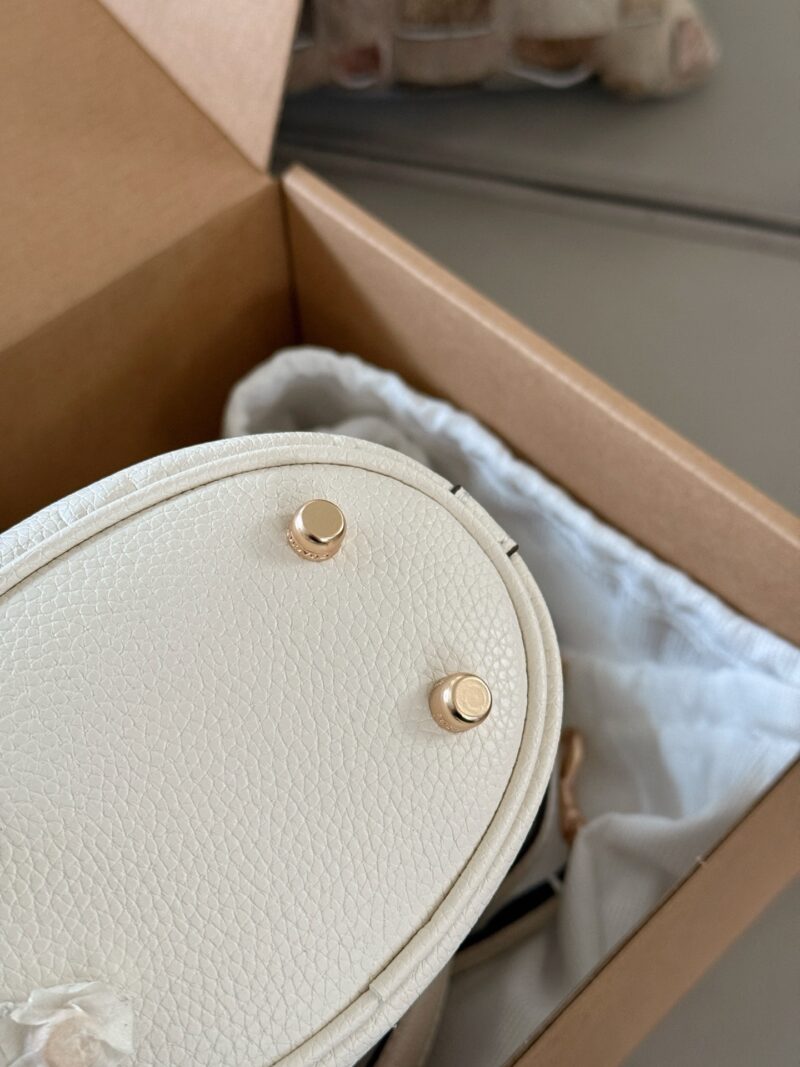 787aef5e79.jpg 215 boxes
size:16*16cm
C Mini Bucket Bag is super cute!
What a cute and lovely little bucket!
Isn't it too delicate and cute
Search Coach Coach Bucket