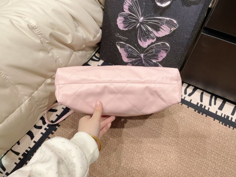 Folding box
Chanel garbage bag
The physical object with a relatively large capacity is stunning!
Can be carried by hand, shoulder crossed, or slung over the back
The upper body is also very beautiful, showing off one's temperament
It really smells go...