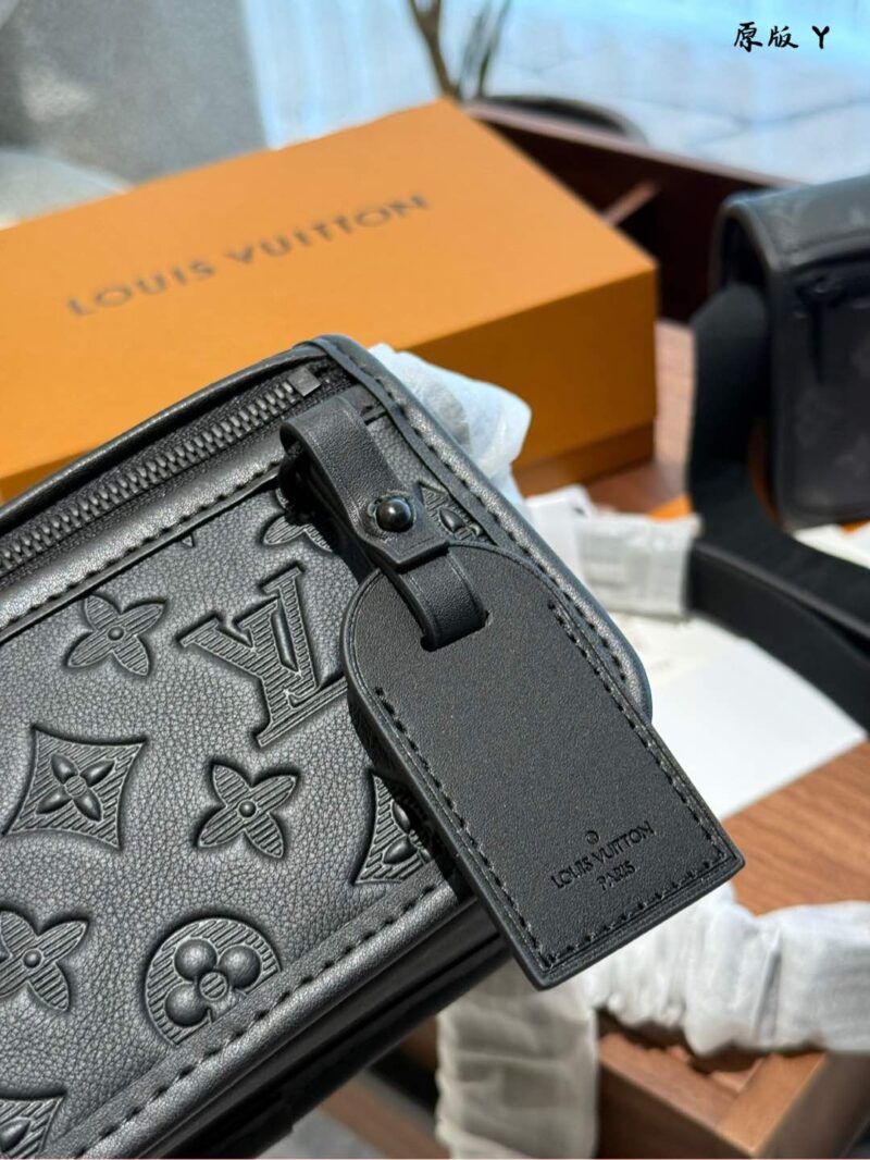 788e9b72cd.jpg Black flower p240 cowhide p260
This bosphore mini handbag is named after the brand's retro bosphore series from the 2000s, achieving comfortable carrying with simple lines and compact configuration, and showcasing classic meaning through a detachable...