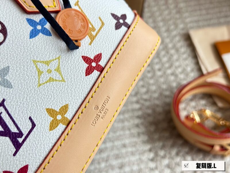 78a9367014.jpg 230 color changing leather box
Size: 20 * 4cm (small)
L Home Alma Shell Bag
Introverted! Deep and profound! flavoursome!
This versatile classic handbag
Still highly favored by modern people!