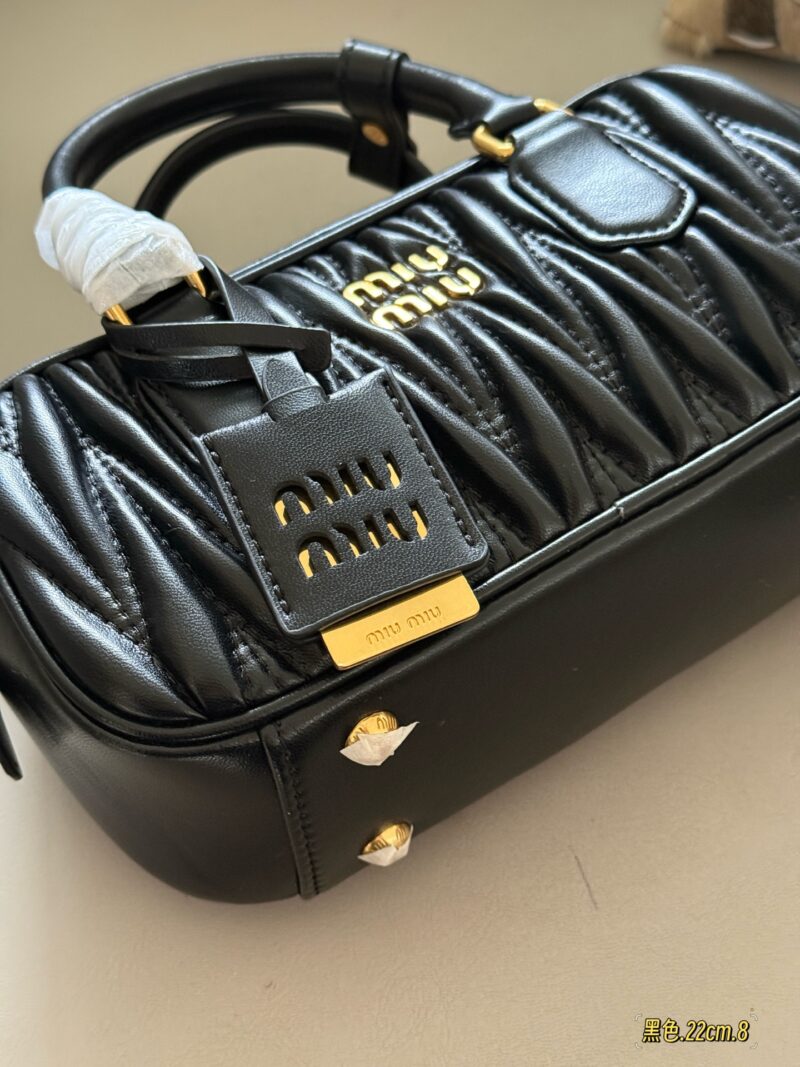 255 Upgraded Edition Box
size：22*11cm
New size of miumiu bowling ball ??
It's hard not to love!
It's hard not to be tempted by this size!
Can be carried by hand or slung diagonally
Full capacity~~
The appearance is Princess Miumiu!