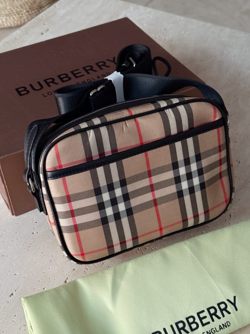 78b108798e.jpg 190 pairs folding gift box
Size: 22 * 15cm
Bur Classic Grid Camera Bag
Traveling and working from home is very convenient!
One that my boyfriend really likes!
This is a product that can be used by children, boyfriends, girlfriends, uncles, and aunties!
