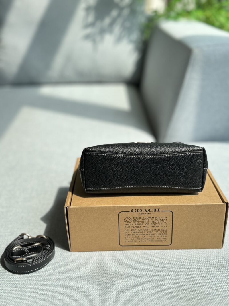 78c3ecabc7.jpg 180 airplane box
size:19.5×15.5
COACH LAUREL Stray Bag Underarm Bag Cross Shoulder Bag
Carrying it on my back, I feel like I've become more refined!
Mini wandering bags are also too Q!
Really super cute
At first glance, it amazed me!
The bag is li...