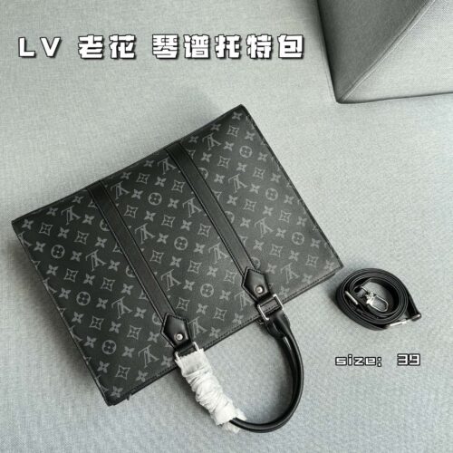 Cowhide 345
size：39×30
LV antique music sheet bag tote bag shopping bag handbag briefcase
Steady and atmospheric, fashionable and elegant, the classic color scheme of black and gray highlights the brand's iconic style! The embellishment of the dar...