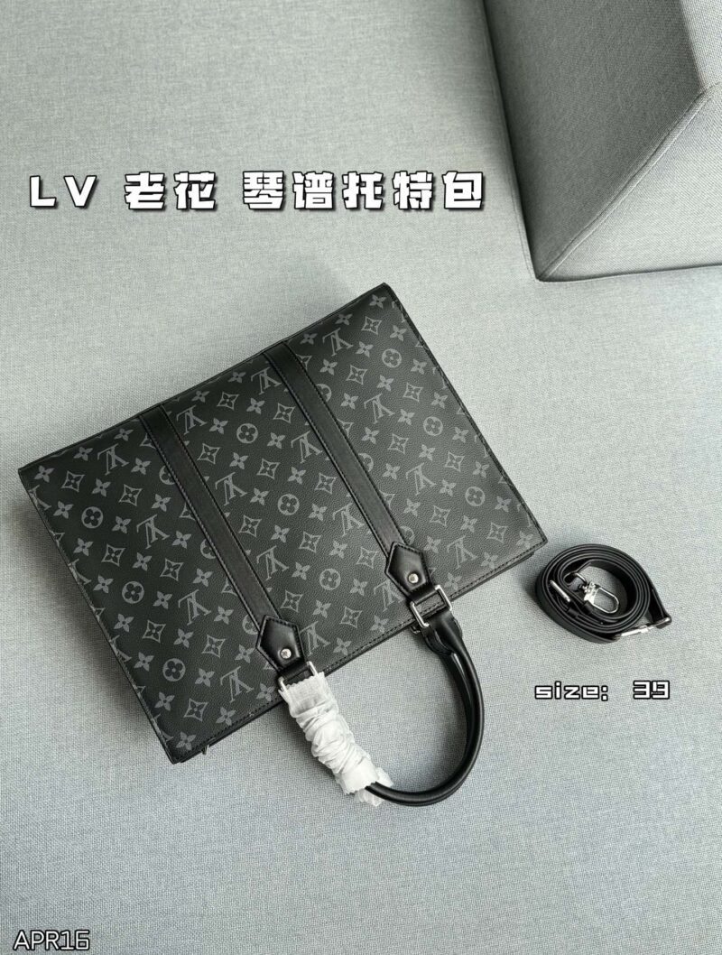 78de437086.jpg Cowhide 345
size:39×30
LV antique music sheet bag tote bag shopping bag handbag briefcase
Steady and atmospheric, fashionable and elegant, the classic color scheme of black and gray highlights the brand's iconic style! The embellishment of the dar...