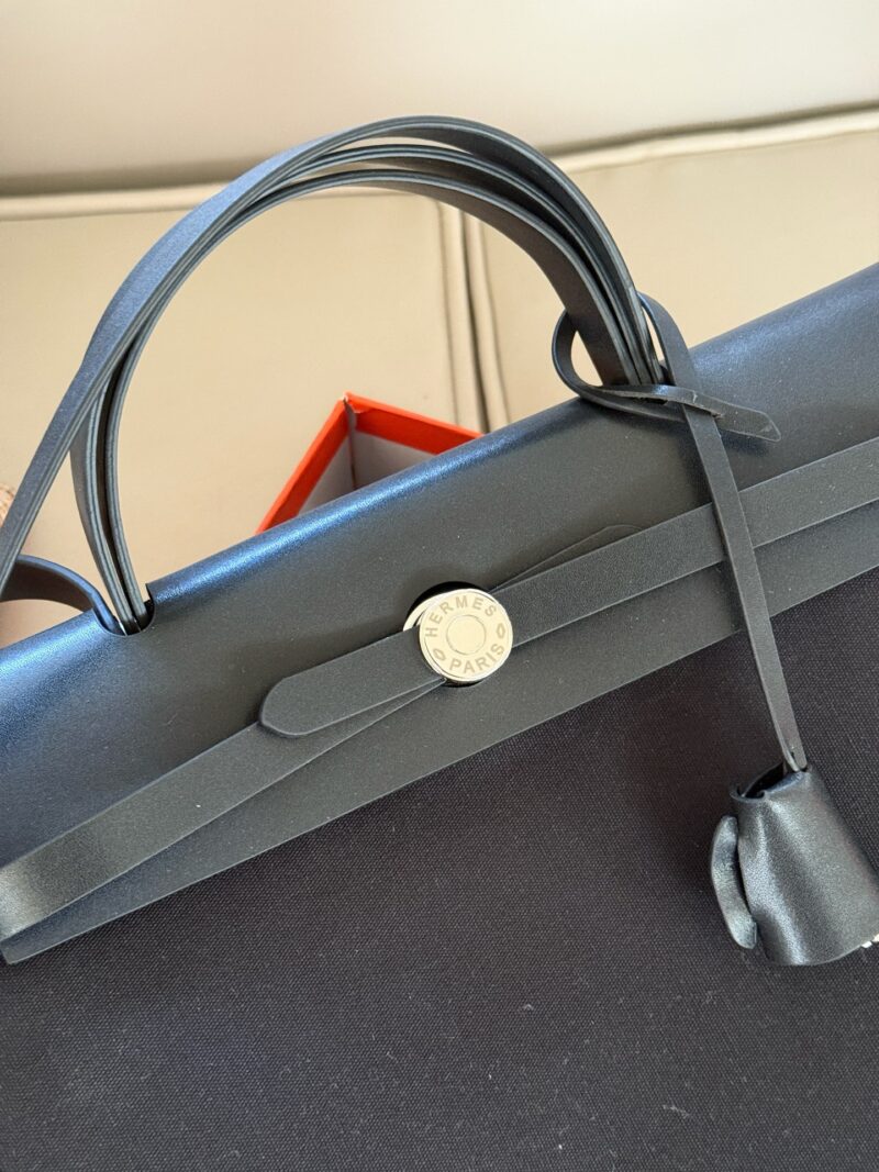 78ede5f6da.jpg 255 boxes
size:31*26cm
Hermes handbag
Canvas shopping bag ?
A bag that is easy to pack in physical form
Recently, I have been carrying my back while traveling
There is texture! Super advanced!
Its capacity is very friendly
