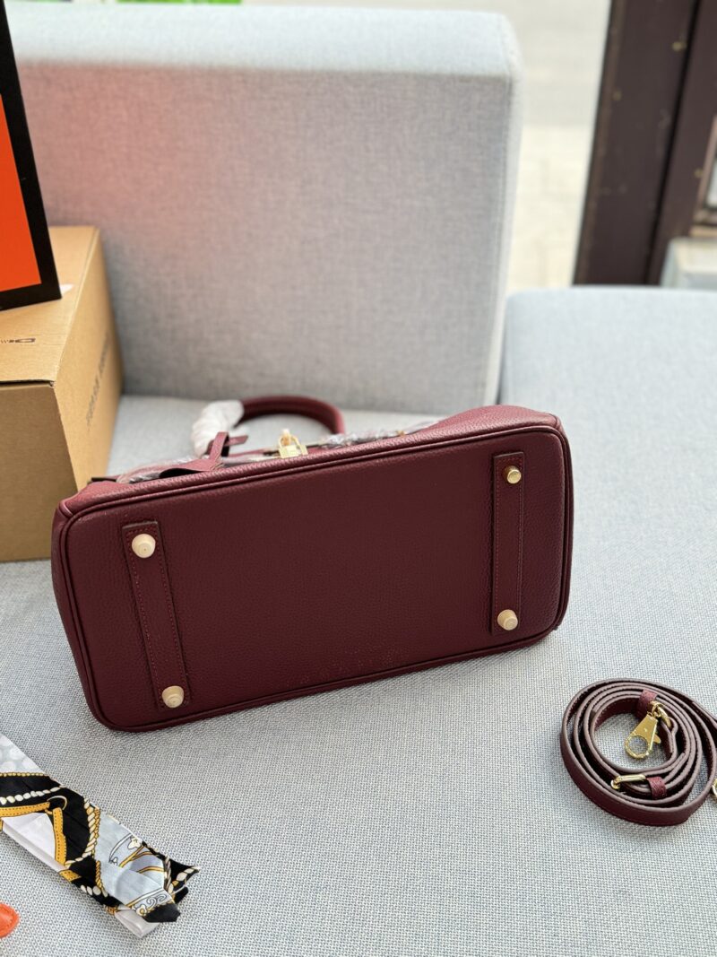 Complete gift box
size：30×22
Hermes Birkin 30 Platinum Bag Handbag
With just a flick of it when going out, one's temperament skyrockets
Simple and durable design
Exquisite, efficient, durable, can be installed and matched properly
Highly textured,...