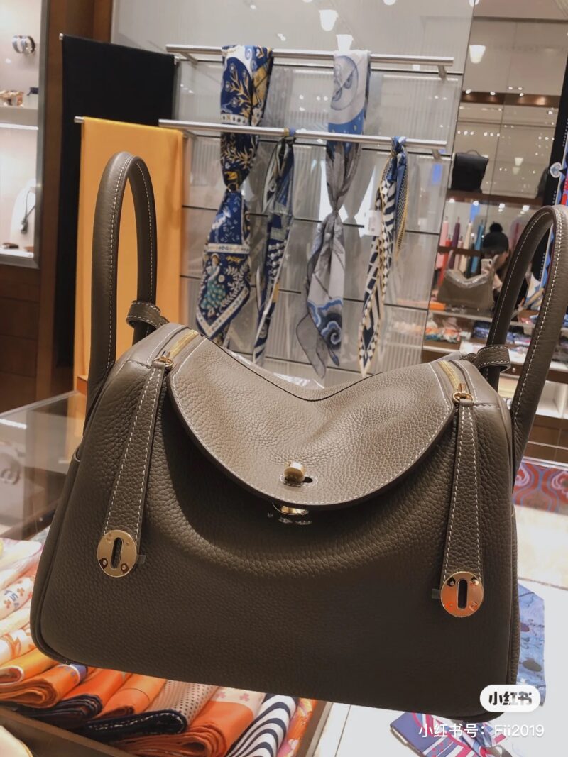 Commuting Treasure Bag - Head Layer TOGO Leather 26 Lindy Bag
If it is necessary to have a commuting bag
I would choose the 26 Lindy bag
Large capacity bag body
Soft and sticky top layer cowhide exudes a sense of luxury
Single shoulder back is partic...