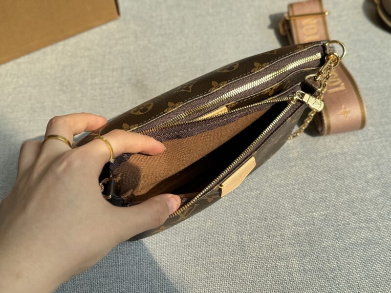 790c850b17.jpg 230 Complete Gift Box Set
size:24×14
LV Multi Pochette chain flower five in one combination bag mahjong bag armpit bag handbag shoulder crossbody bag 163 variable frequency chip steel hardware
The bag warmly held by the goddess Reba,
Popularized t...