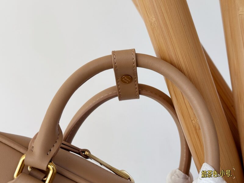 790c9cfb05.jpg 250 255 Upgraded Edition Box
Size: 23x11cm (small)
28.5 * 4cm (large)
Miumiu bowling/briefcase/
The sweetness of the bag is just right!
It's hard not to love!
Can be carried by hand or slung diagonally
It's definitely not a small waste bag! Full cap...