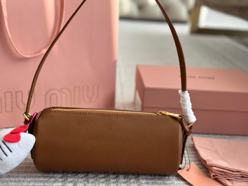 210 with pendant
Size: 22 9cm with box
Who has the joy of miumiu's small cylinder
Miumiu pencil case bag made of old Nappa leather
Very retro flavor paired with lamb wool. Mary Jane is a pseudo intellectual with a refined look today