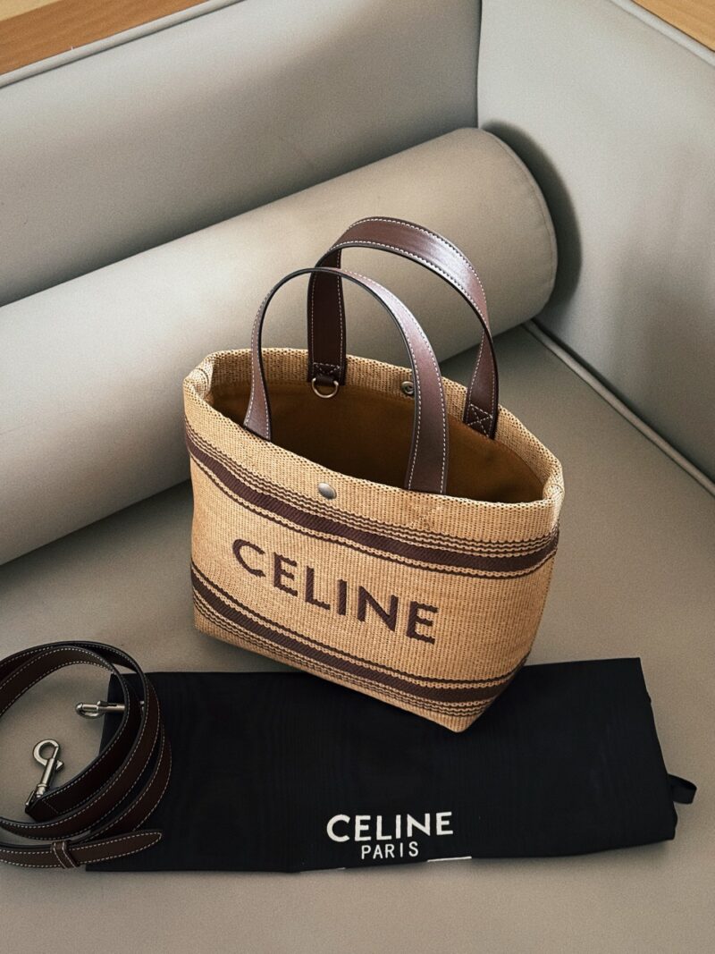 792e28a04c.jpg 210 without box
Size: 21 (bottom) * 30 (top width) * 20 height
Celin woven bag, a must-have for summer#
This is super practical!
Everyone should praise it on their backs