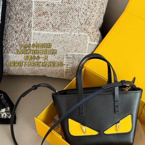 230 box
size：16*13cm
Fendi F's little monster Toth
I found it very versatile on the upper body!
Look at this little one
But it can hold all the necessary items for daily outings~