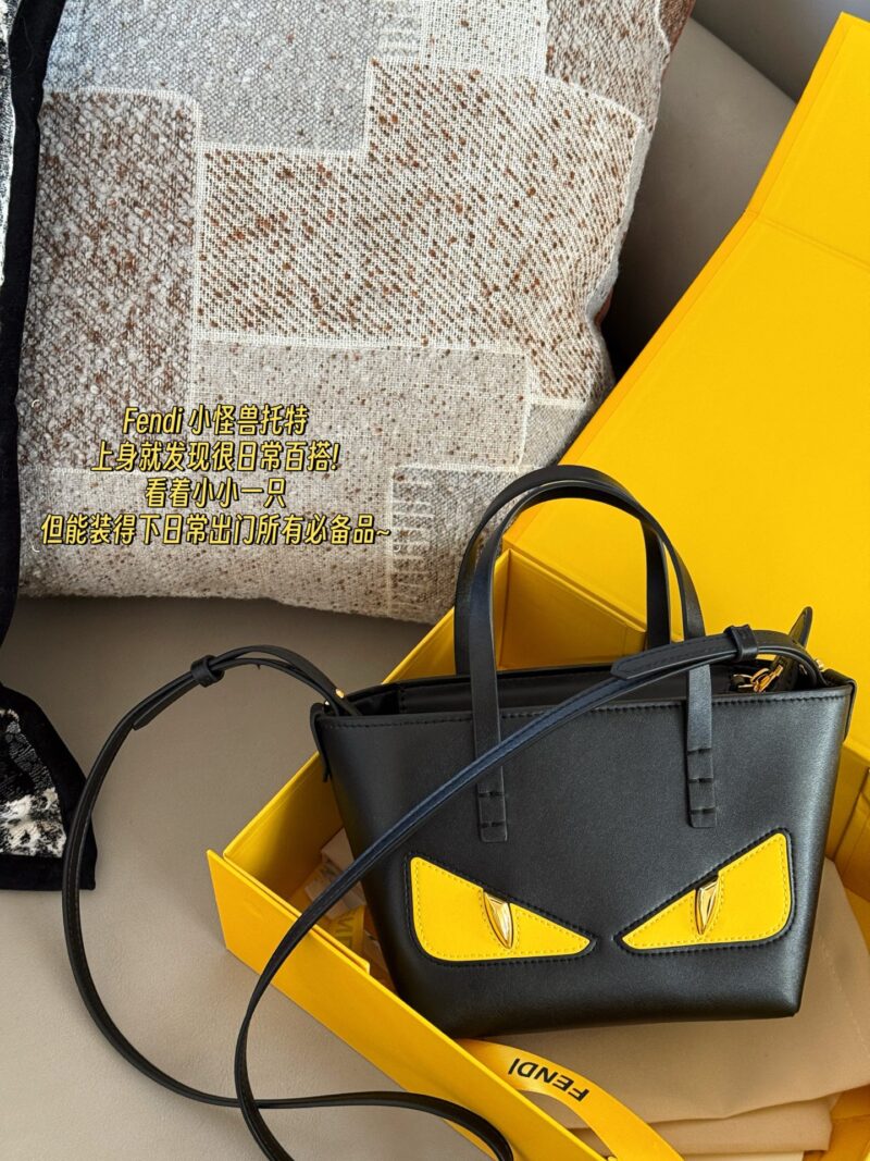 7936621bb8.jpg 230 box
size:16*13cm
Fendi F's little monster Toth
I found it very versatile on the upper body!
Look at this little one
But it can hold all the necessary items for daily outings~