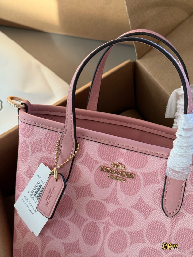 79397695ce.jpg 210 box double shoulder strap
size:15*14cm
New Product C Mini Tote City15
April rouge powder
A cute little one is enough for daily use!
City, this mini tote! So cute!!
The most suitable small bag to carry in summer is none other than him