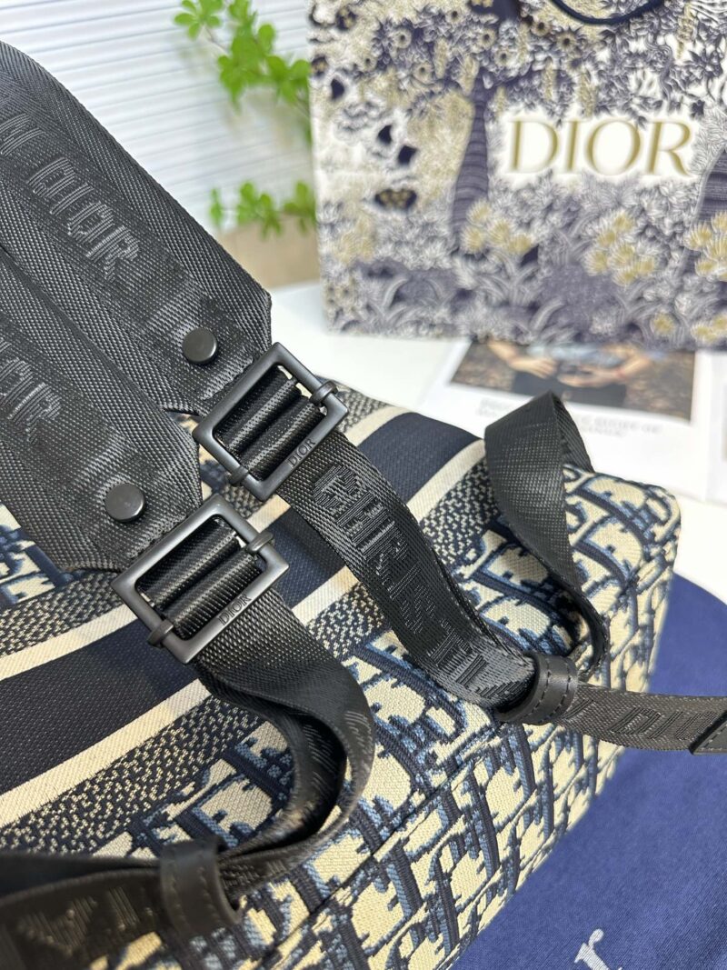 Dior letter canvas bag with cowhide, perfect for both men and women in spring and summer retro style. This bag hits the heart with just one glance, featuring a neutral blue herringbone embroidery and old flower waterproof technology fabric. Dior's co...