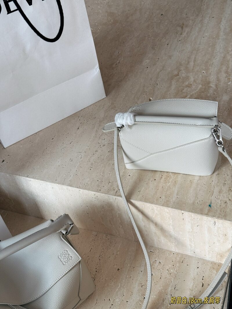 79518a5533.jpg 235260 box
Size: 18 * 10cm (mini)
24 * 15cm (large size)
Loewe Geometry Package Puzzle
Truly cannot be missed,
?? Cowhide quality!
Completely hold on!
Silver button milkshake white small puzzle
The high-end lychee skin is about to overflow