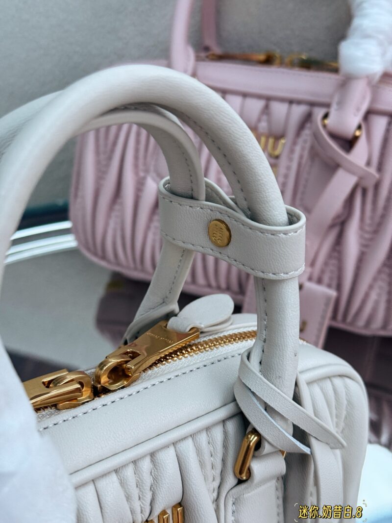 796410a6a5.jpg 250 boxes
size:19*10cm
Miu's small trash bag is really heart wrenching!
Miumiu's new mini bowling bag is so cute
Newly released mini size
Smaller and narrower than the previous small size, with a sloping back that is more convenient for internal ca...