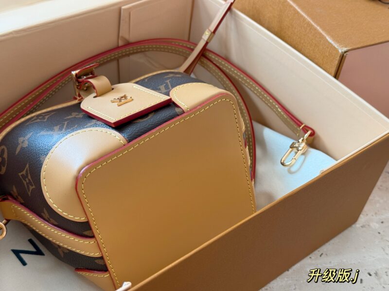 220 boxes
size：12*11cm
L family noe purify
Xiaoshaomai is really cute!
The capacity of the bag is still
（ ?? Can't put down the big phone)
Although the length of the shoulder strap cannot be adjusted
But it's very useful!