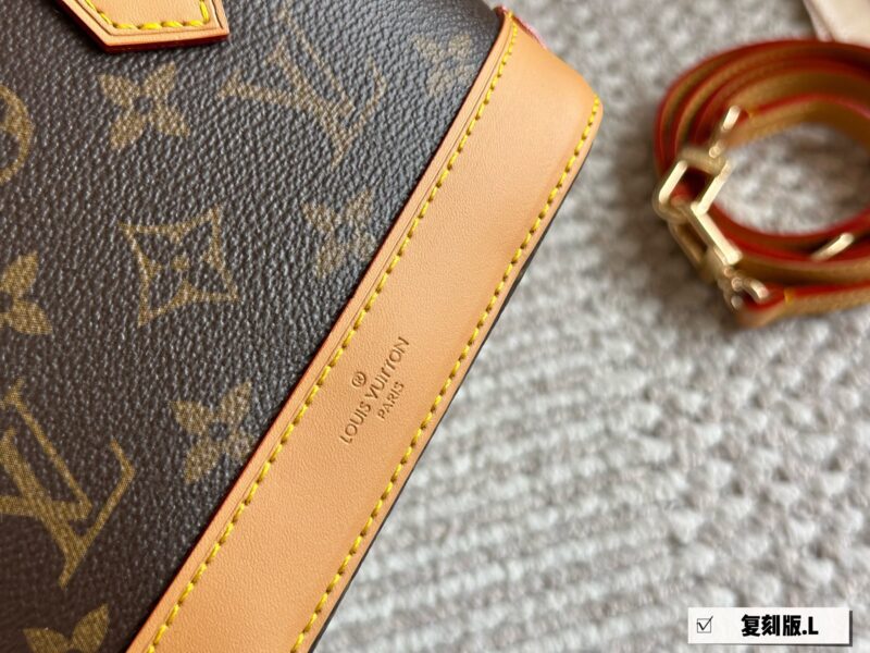 220 boxes of yellow leather
Size: 20 * 4cm (small)
L Home Alma Shell Bag
Introverted! Deep and profound! flavoursome!
This versatile classic handbag
Still highly favored by modern people!