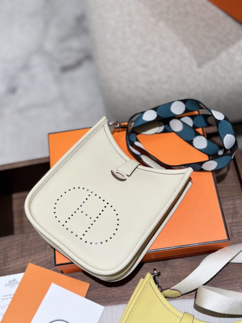 P250 Togo Leather Upgraded Edition
Hermes Mini evelyne is worth listing Mini evelyne,
Nata didn't think she was that fond of it at first, but holding it in her hand is so fragrant, it's just a fragrance without adjectives, paired with a Pegasus and m...