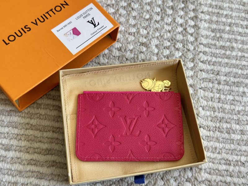 79c2284430.jpg 155 boxes
size:12*8cm
Cute things can heal everything
The white tri colored card bag from L's family is indeed very outstanding
White tri color with a red lining!
It's really amazing!