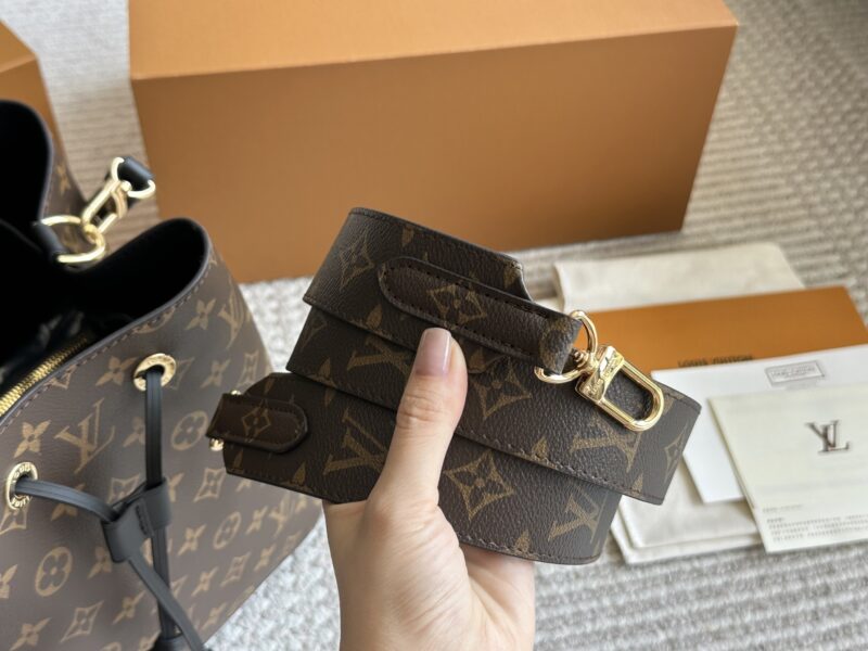 255 wide shoulder straps with box
High quality daily recommendation
L Home Bucket Bag Noe Bucket
This water bucket has a soft texture
Size: 26cm
Cross shoulder/single shoulder is more comfortable
Search for Lv bucket bag